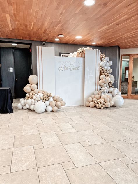 The perfect backdrop display #balloons #backdropideas #minnesota #minneapolis #businesswoman #dental #anniversary #backdropideas #balloonbackdrop #balloonstyling Balloon Backdrop, Backdrop Decorations, Minneapolis, Business Women, Minnesota, Balloons, Table Decorations, Quick Saves, Home Decor