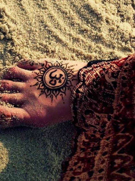 Tattoo Sonne, Sun Tattoo Designs, Yoga Tattoos, Om Tattoo, Mode Tips, Sun Tattoos, Om Symbol, Sun Tattoo, Foot Tattoo