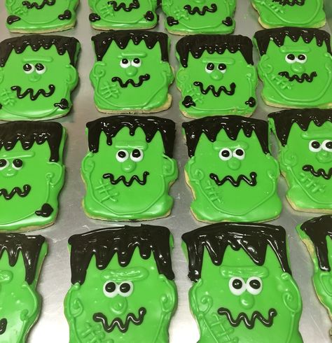 Frankenstein cookies - Mueller's Bakery! Colossal Cookies, Frankenstein Cookies, Cookie Mueller, Frankenstein Cookie, Green Halloween, Frankie Stein, Halloween 4, Halloween Cakes, Cupcake Cookies