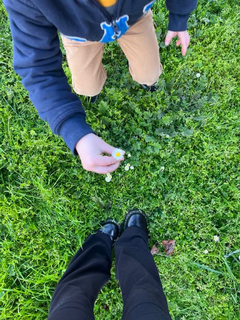 Picked Flowers Aesthetic, Boy Giving Flowers To Girl Aesthetic, Flower Picking Date, Guy Giving Flowers, Guy Giving Girl Flowers, Picking Flowers Aesthetic, Guy Holding Flowers, Flower Picking Aesthetic, Man Giving Flowers