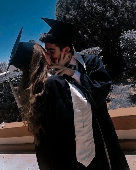 Graduation Couple Aesthetic, Graduacion Aesthetic, Couple Graduation Pictures, Grad Picture Ideas, Cap And Gown Pictures, College Graduation Photoshoot, College Graduation Pictures Poses, Breakup Picture, Graduation Photography Poses