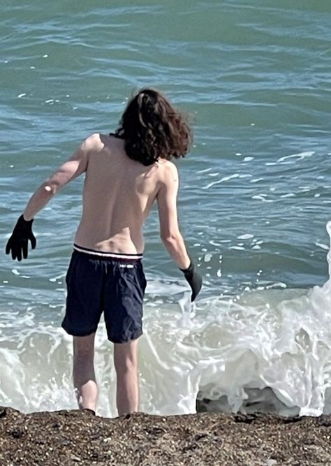 Irish musician Hozier enjoys refreshing dip in sea after soaking up sun in Greystones, Wicklow Brian Mcfadden, Healthy Baby Boy, Bog Man, Irish Musicians, Take Me To Church, Taylor Swift Music, Irish Boys, Jason Derulo, Smart Auto