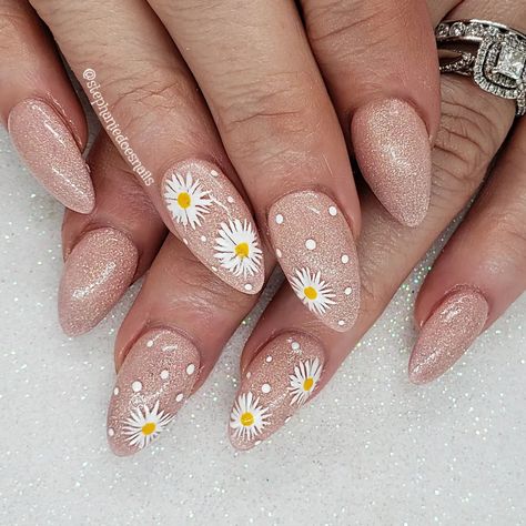 Daisies Nails With Daisies, Daisy Nail Art, Daisy Nails, Makeup Aesthetic, Dark Nails, Aesthetic Makeup, Acrylic Nails, Gel Nails, Daisy