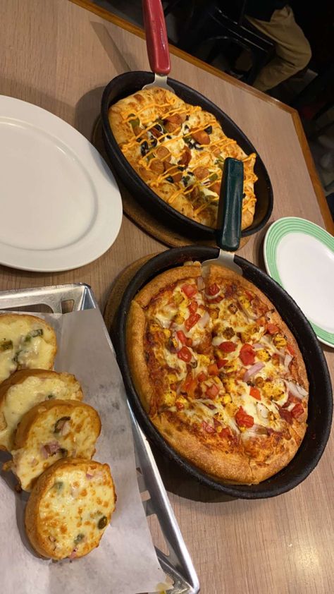 Night Craving Snap, Pizza Hut Snap, Bday Poses, Food Story, Homemade Food Gifts, Breakfast Recipes Indian, Foodie Instagram, Snapchat Streak, Happy Food