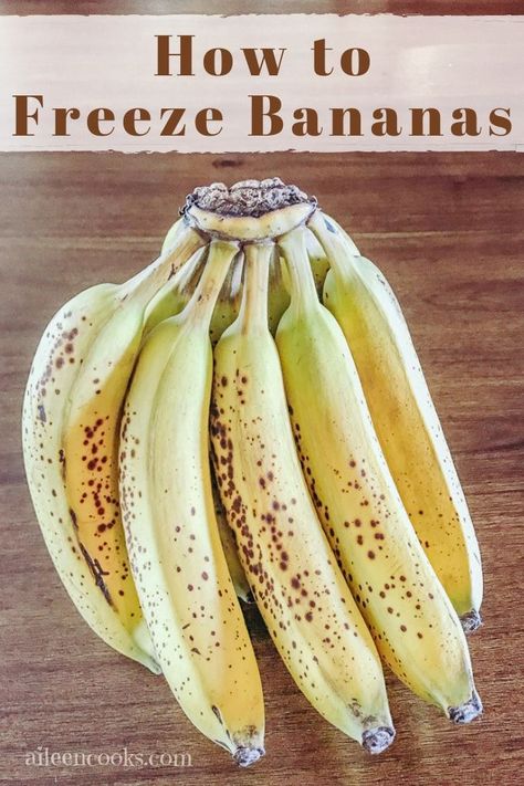 Do you need to know how to freeze bananas? You have to come to the right place! We share the three best methods for freezing bananas - both whole and sliced! How To Freeze Bananas, Freeze Veggies, Freezing Bananas, Freeze Fruit, Keep Bananas Fresh, Freeze Food, Whipped Shortbread, Banana Health Benefits, Freezing Fruit