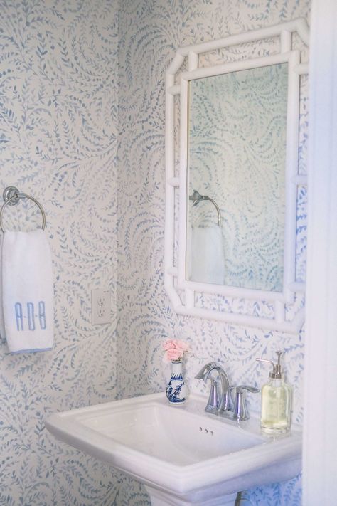 Bathroom wallpaper ideas 2022: 8 modern solutions for a contemporary setting - Hackrea : 8 bathroom wallpaper color Serena Lily Wallpaper Bathroom, Priano Wallpaper Bathroom, Blingy Bathrooms, Serena And Lily Powder Room, Grand Millennial Wallpaper, Serena And Lily Wallpaper Bathroom, Serena And Lily Feather Wallpaper, Serena And Lily Bathroom, Hamptons Powder Room