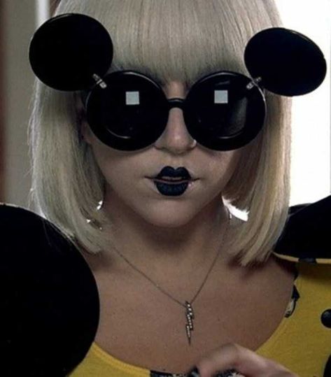 Weird Yet Unique Looking Sunglasses (42 photos) Lady Gaga Paparazzi, Flip Sunglasses, Lady Gaga Costume, Lady Gaga The Fame, The Fame Monster, Celebrity Sunglasses, Lady Gaga Pictures, Inspirational Celebrities, Round Sunglass Women