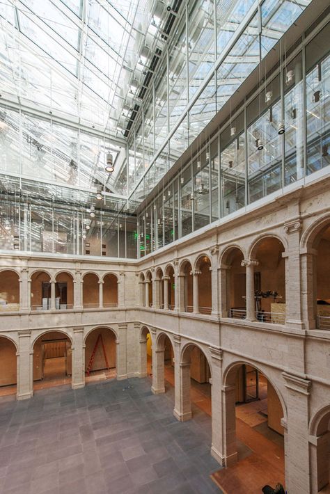 Harvard Art Museums, Renzo Piano (renovation & expansion, 2014), Calderwood Courtyard mirrors Italian piazza (city square); extended upward with glass arcades on the upper three ﬂoors & a new glass roof Renzo Piano Architecture, Art Museum Architecture, Architecture Jobs, Lebbeus Woods, Architecture Antique, Architecture Renovation, Building Workshop, Renovation Architecture, Harvard Art Museum