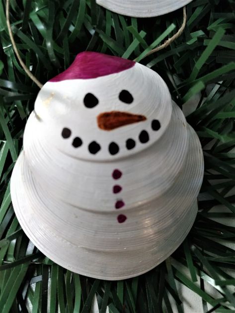 Seashell Snowman Ornaments - Grace for a Gypsy Snowman Seashell Ornaments, Seashell Snowman, Beachy Christmas Tree, Cute Seashell, Texas Coast, Seashell Ornaments, Beachy Christmas, Seashell Painting, Handmade Christmas Crafts