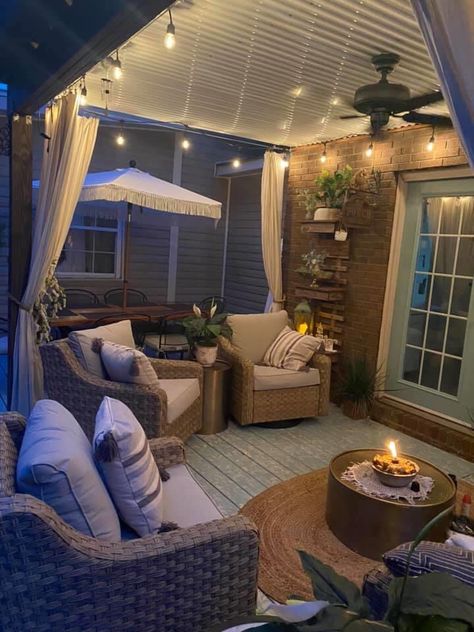 Back Porch Bedroom Ideas, Gothic Sunroom Ideas, Lanai Patio Ideas, Back Porch Lounge Ideas, Back Patio With Curtains, Screened Porch Lights, Small Outdoor Screened In Patio Ideas, How To Decorate Screened In Porch, Outside Back Porch Ideas