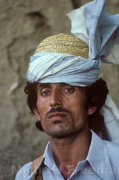 pathan | The Pathans of Punjab are originally Pashtun people who have settled in the Punjab region of Pakistan Pashtun Culture Pakistan, Pashtun Aesthetic, Pathan Culture, Man With Turban, Pashtun People, Cultural Aesthetic, Caucasian Race, Middle Eastern Clothing, Pakistani People