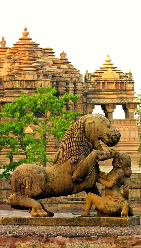 Take a detailed look into what made Khajuraho one of the ‘Seven Wonders of India’ and also a UNESCO World Heritage Site! Monuments In India, Monument In India, Khajuraho Temple, Temple India, Indian Temple Architecture, India Architecture, Temple Ruins, Ancient Indian Architecture, Fu Dog