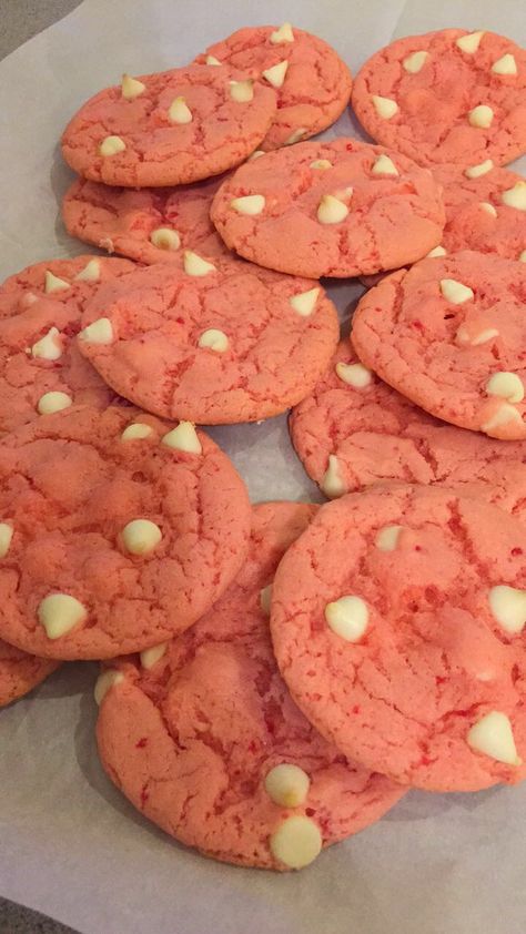 White chocolate chip strawberry cookies Pink White Chocolate Chip Cookies, Strawberry White Chocolate Chip Cookies, White Choc Chip Cookies, Strawberry Chocolate Chip Cookies, Pink Cookies, White Chocolate Chip, White Chocolate Chip Cookies, Strawberry Cookies, Food Babe