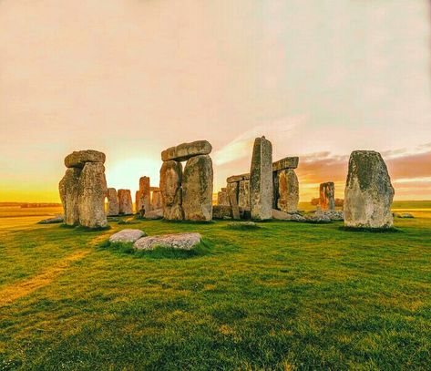 Stonehenge Aesthetic, Stonehenge History, Places To Visit In England, Stonehenge England, Travel Cities, History Aesthetic, Robot Head, Goals 2024, Ancient Places