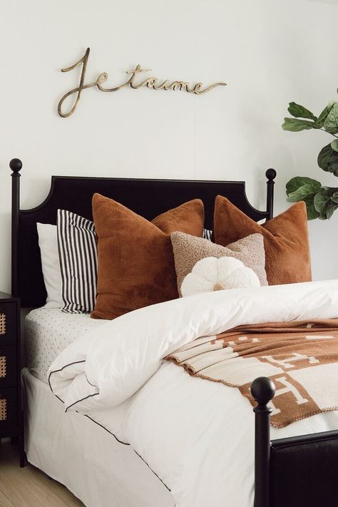 White And Brown Bedroom, Brown Bedroom Decor, Dark Boho, Garden Tattoo, Gold Bedroom, Fall Bedroom, Interior Bedroom, Black Bedroom, Comfortable Bedroom