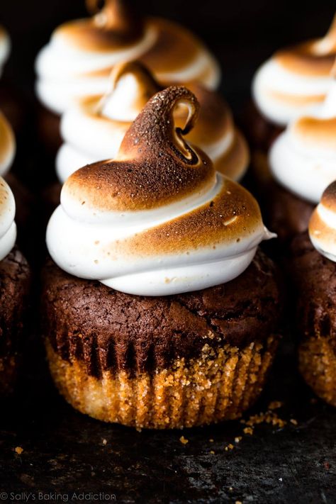 S'mores Brownie Cupcakes - Sally's Baking Addiction Basic Brownie Recipe, Smores Brownies, Smores Cupcakes, Biscuits Graham, Marshmallow Frosting, Brownie Cupcakes, Sally's Baking, Slow Cooker Desserts, Cracker Crust