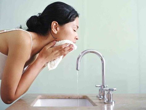 Woman washing face in bathroom Greasy Skin, Stile Boho Chic, Natural Acne Remedies, Homemade Facials, Morning Skincare, Vogue Spain, Cystic Acne, Acne Remedies, Katie Holmes