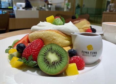 What makes Fuwa Fuwa Japanese Soufflé Pancakes so darn fluffy good? Japanese Pudding, Nutella Latte, Soufflé Pancakes, Fuwa Fuwa, Pancake Cafe, Japanese Pancake, Souffle Pancakes, Dish Ideas, Banana Nutella