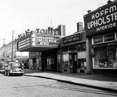 Bronx History, Vintage Movie Theater, Nostalgic Photos, Nyc History, The Bronx New York, Vintage Theatre, Bronx New York, Street Scenes, Movie Theater