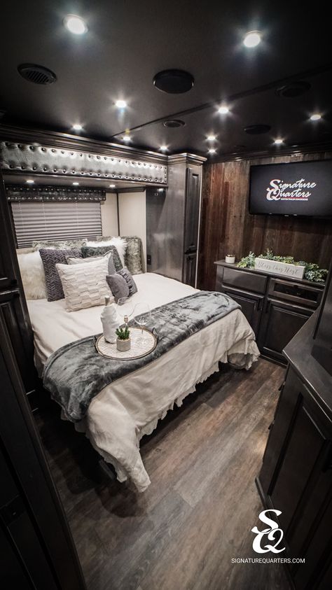 Camper Interior Ideas Bedroom, Black Rv Bedroom, Rv Bunkhouse Decor, Camper Master Bed Decor, Electric Fireplace In Camper, Fifth Wheel Bedroom Ideas, Black Rv Interior, Rv Rooms Ideas, Rv Bedroom Decor