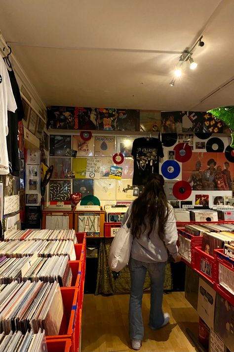 girl wearing blue flared jeans and a gray sweatshirt in a vinyl store Berlin Thrift Shops, Thrift Shops Aesthetic, Thrift Girl Aesthetic, Clothing Store Photoshoot Ideas, Thriftcore Aesthetic, Shopping Day Aesthetic, Thrift Store Photoshoot, Vinyl Store Aesthetic, Vintage Thrift Shop Aesthetic