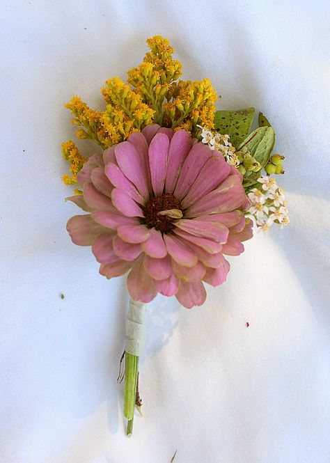 Marigold Boutonniere, Zinnia Boutonniere, Dahlia Corsage, Zinnia Wedding Flowers, Diy Boutonnieres, Unique Boutonniere, Small Bridesmaid Bouquets, Wearable Flowers, Diy Boutonniere