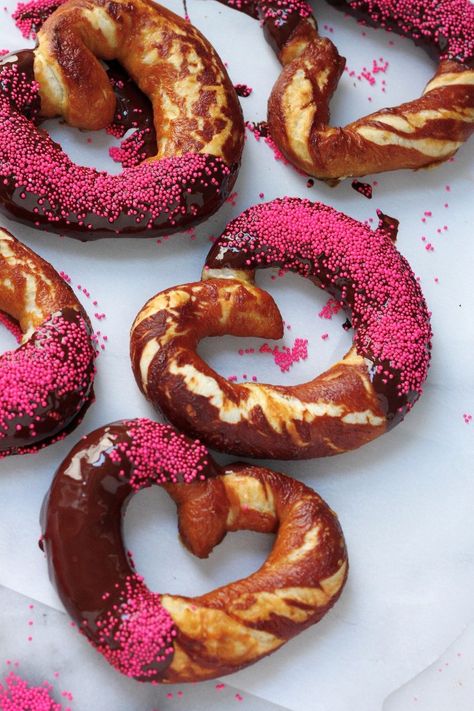 Heart Shaped Chocolate Dipped Soft Pretzels - Easy homemade soft pretzels are dipped in dark chocolate and decorated with sprinkles! So fun and delicious. Chocolate Covered Pretzels Wedding Favor, Chocolate Covered Pretzels Wedding, Soft Pretzels Easy, Pretzels Wedding, Baker By Nature, Sprinkles Recipe, Homemade Soft Pretzels, Heart Shaped Chocolate, Covered Pretzels