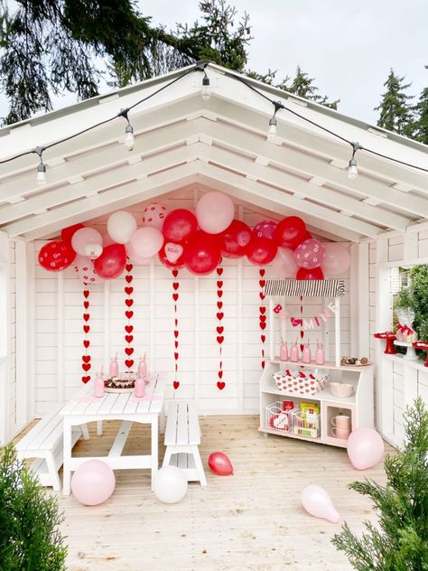 Valentines Decorations For Kids, Playhouse Diy, Valentines Party Decor, Diy Playhouse, Valentine Party, Valentines Day Date, Balloon Shop, Valentines Decorations, Farm Gifts