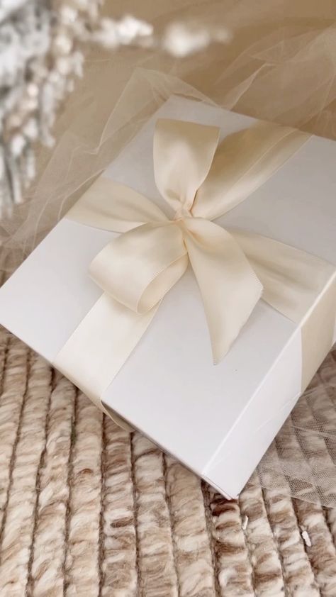 White Box Gift Wrapping, Wrapping Box With Ribbon, White Box With Ribbon, White Gift Box With Ribbon, Ribbon Wrapping Gift, White Gift Box Ideas, Box With Ribbon Packaging, White Wrapping Paper Christmas, Ribbon On Gift