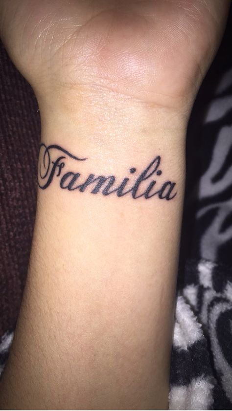 Familia Tattoo 3/27/15 Infinity Tattoo Family, Maine Tattoo, Tattoo Lounge, Private Tattoos, Prison Tattoos, Cute Tats, Neck Tattoos Women, Infinity Tattoos, Tattoo Lettering Fonts