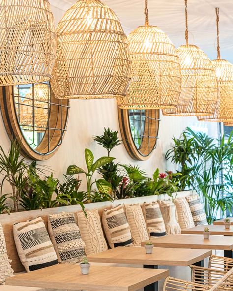 poridentidad 800×1,000 pixels Boho Cafe Interior, Boho Style Restaurant, Boho Cafe, Boho Restaurant, Restaurant Seating Design, Restaurant Design Inspiration, Rattan Light, Rattan Lampshade, Rattan Light Fixture