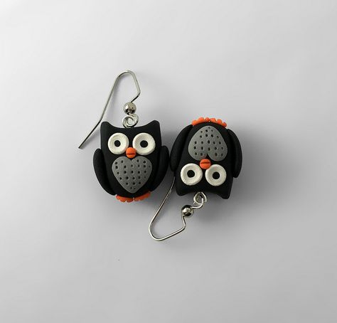 Owl Earrings - Black | by intraordinary                                                                                                                                                                                 More Polymer Clay Owl, Fimo Kawaii, Polymer Clay Cat, Clay Owl, Polymer Clay Jewelry Tutorials, Polymer Clay Figures, Tanah Liat, Earrings Clay, Polymer Clay Diy