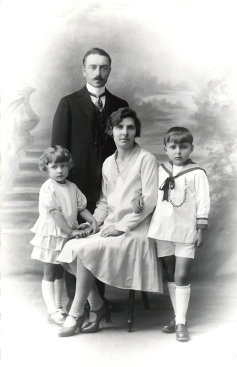 familiefoto - 1920 1920s Family Portrait, 1920s Family Photo, Victorian Family Portrait, 1800 Portrait, 1920s Family, Family Potrait, Vintage Family Photos, Castlevania Wallpaper, 1920s Photos