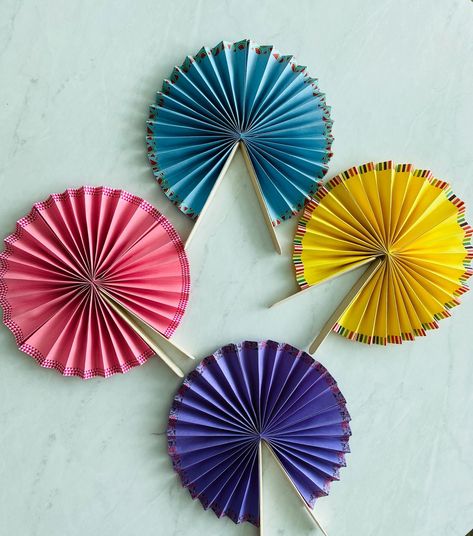 DIY paper fan Chinese New Year Crafts For Kids, Paper Fan Decorations, Paper Decorations Diy, Chinese New Year Crafts, Random Crafts, Paper Rosettes, Paper Fan, Fan Decoration, Diy Fan