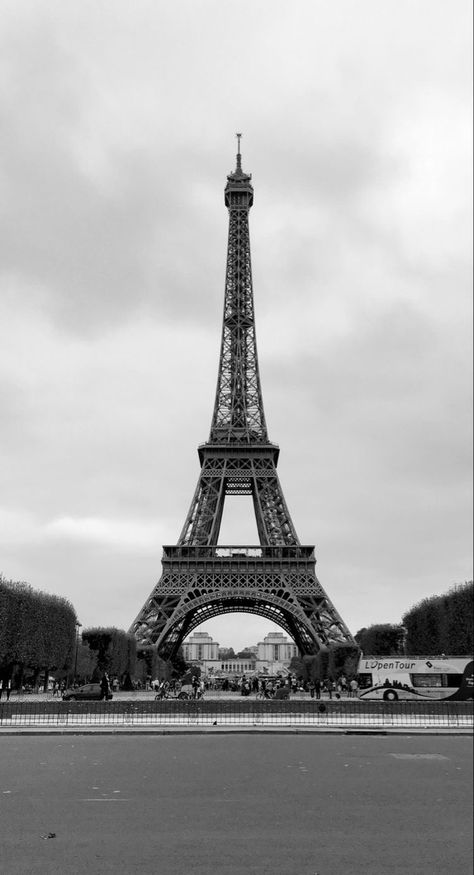 Wallpaper Iphone Paris, Paris Iphone Wallpaper, Parisian Wallpaper, France Wallpaper, Eiffel Tower Photography, Paris Black And White, Paris Wallpaper, Paris Tours, Paris Aesthetic