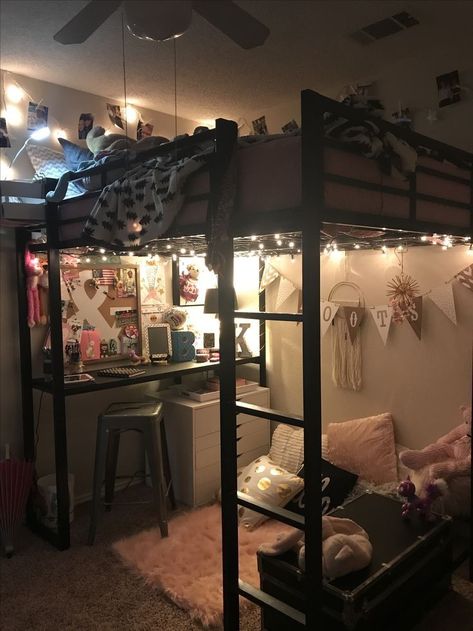 Room Decor Ideas With Loft Bed, Grunge Room Bunk Bed, Loft Bed Grunge Room, Bedrooms With Loft Beds, Loft Bed Rooms Aesthetic, College Bunk Bed Ideas, Loft Bed Rooms Idea, Grunge Loft Bed, Loft Bed Ideas For Small Rooms Aesthetic