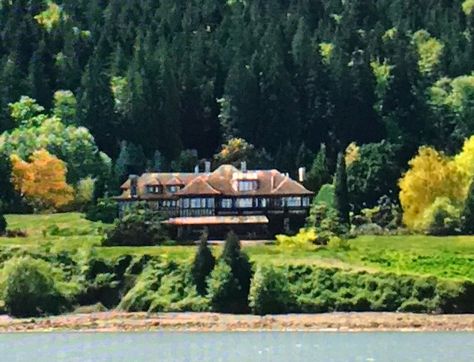 Fifty Shades Darker - The house as seen from The Grace before remodeling in Fifty Shades Freed. Fifty Shades Of Grey House, Colorado Mansion, Enchanting Room, Parisian Apartment Decor, 50 Shades Freed, 50 Shades Darker, Awesome Houses, Aspen House, Painting Books