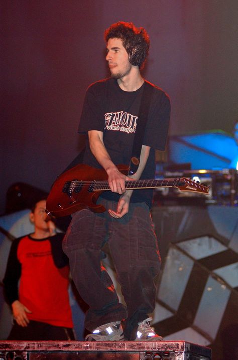 2000s Skater Boy, Metalhead Fashion, Brad Delson, Metal Outfit, Linking Park, Metal Boy, Outfits 2000s, Mike Shinoda, Skater Boy