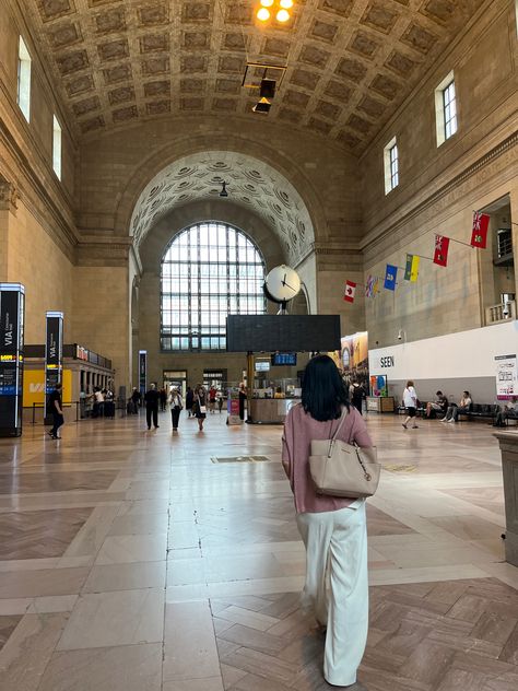 ttc union station at downtown toronto Ttc Aesthetic, York University Toronto, Toronto Living, Toronto Lifestyle, Toronto Summer, Toronto Pictures, Student Exchange, Toronto Photos, Student Photo