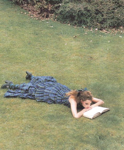 Venetia Scott, Reading Art, Summer Reading Lists, Vogue Uk, I'm With The Band, Woman Reading, Reading A Book, Girl Reading, 인물 사진