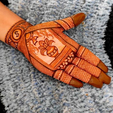 Vastu Pujan Mahendi, Kalash Mehendi Design, Kalash Mehndi Design, Hindu Mehndi Designs, Latest Mehndi Designs Wedding, Aesthetic Mehndi, Short Mehndi Design, Arab Countries, Bridal Mehandi