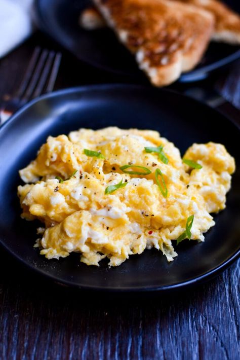 Gordon Ramsay's Perfectly Scrambled Eggs - Keat's Eats Gordon Ramsay Eggs, Gordon Ramsay Scrambled Eggs, Perfect Scrambled Eggs, Gordon Ramsey Recipes, Healthy Egg Recipes, Gordon Ramsay Recipe, Fluffy Scrambled Eggs, Scrambled Eggs Recipe, Chef Gordon