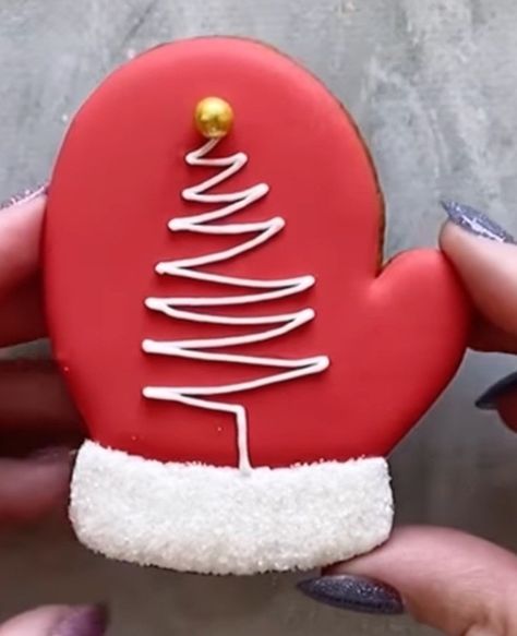 Easy Royal Icing Christmas Cookies Design, Star Royal Icing Cookies Christmas, Christmas Bulb Cookies Decorated, Royal Icing Gingerbread Cookies, Decorated Xmas Cookies, Gingerbread Decorated Cookies, Christmas Bell Cookies Decorated, Candy Cane Cookies Royal Icing, Simple Decorated Sugar Cookies