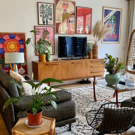 Living Room Designs Eclectic Modern, Artsy Interior Design Eclectic, Funky Mcm Living Room, Earthy Eclectic Home, Funky Modern Apartment, Clean Eclectic Living Room, Mid Century Modern Thrifting, Mid Century Maximalist Decor, Edgy Boho Decor