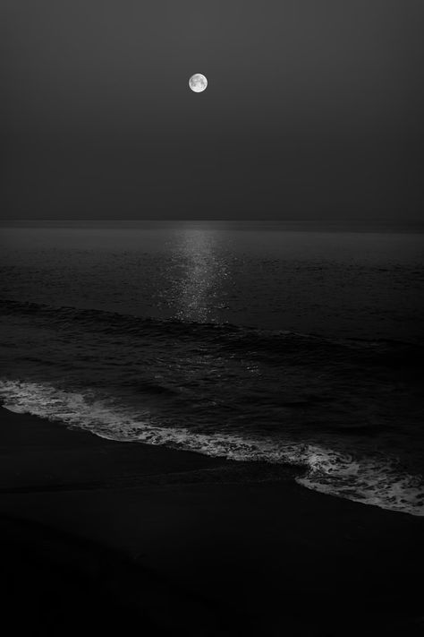 grayscale photo of ocean waves photo – Free Malibu Image on Unsplash Ocean Waves Photos, Outer Space Pictures, Nature Images Hd, Dark Beach, Moon Beach, Ocean At Night, Black Ocean, Beach At Night, Sea Wallpaper