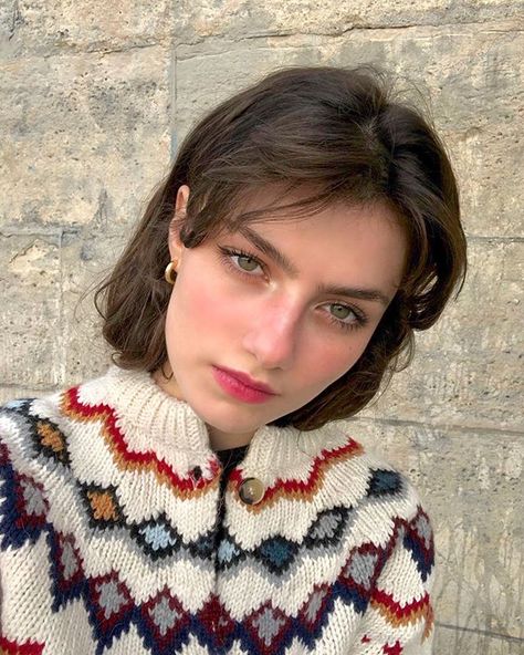 ZOÏA (@zoiamossour) • Instagram photos and videos Brown Hair Woman, Zoia Mossour, Fashion Dress Up Games, Jacquard Cardigan, Knit Jacquard, Natural Glowy Makeup, No Makeup, Highlighter Makeup, White Hand