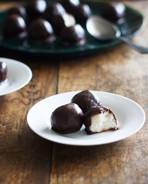 Dark Chocolate Coconut Bites - #Glutenfree Dark Chocolate Coconut, Coconut Bites, Paleo Dessert, Chocolate Coconut, Healthy Sweets, Gluten Free Desserts, Free Desserts, Sweets Treats, Candy Recipes