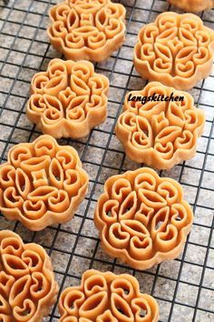 Kitchen Chaos: Beehive Cookies (Kuih Rose) 蜂窝饼 - Chinese New Year Series Beehive Cookies, Chinese New Year Desserts, Chinese Cookies, Malaysian Dessert, Chinese New Year Cookies, Resepi Biskut, Kek Lapis, New Year's Desserts, Asian Cake