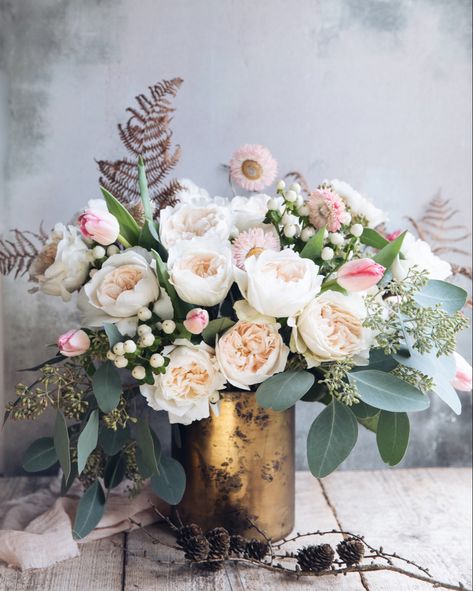 An abundance of David Austin roses for this festive table arrangement Happy Birthday Roses Flowers, David Austin Roses Bouquet, Rustic Floral Arrangements, Happy Birthday Flower Bouquet, Wedding August, Winter Floral Arrangements, Birthday Flowers Bouquet, Romantic Florals, Flower Decorations Diy