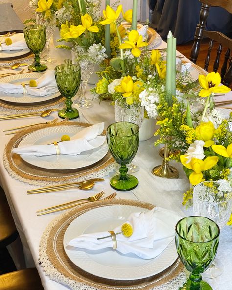 Greenery and yellow tulips as centerpieces matching the green goblets. Yellow And White Dinner Party Decor, Green And Yellow Birthday Party Decor, Yellow And White Table Settings, Yellow And Green Table Decor, Green And Yellow Tablescape, Yellow And White Tablescape, Green And Yellow Decorations Party, Yellow Brunch Decor, Green Brunch Decor